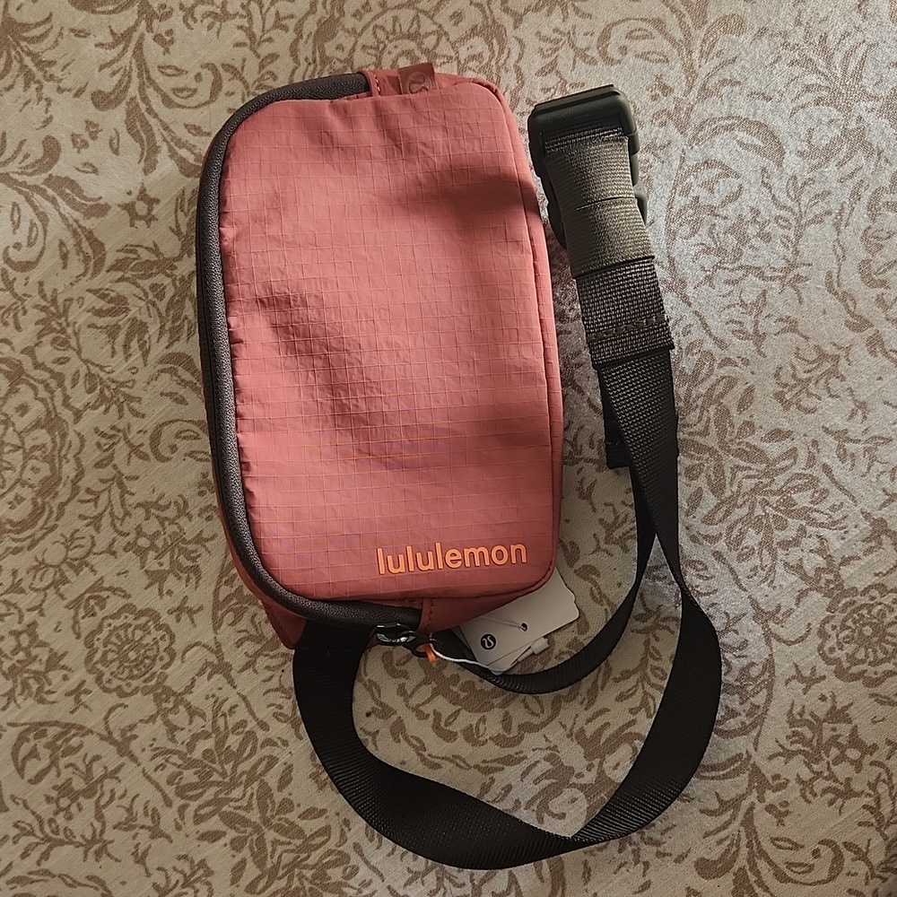 Lululemon Mini Belt bag everywhere  NWT PINK fanny pack waist saddle Brier Rose